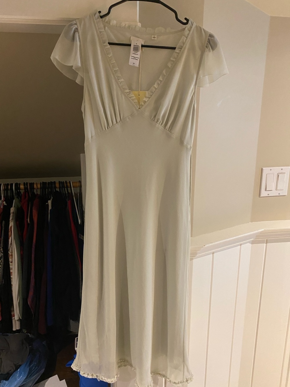 Elegant Light Green V-Neck Midi Dress